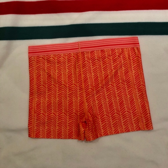 Woman’s Under Armour Spandex Shorts - Picture 2 of 2